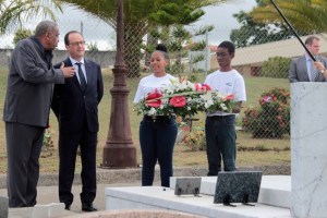 Crédit : JEAN-RICHARD ALAIN / AFP François Hollande sur la tombe d'Aimé Césaire, le 9 mai 2015.