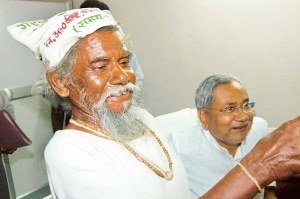 Dashrath Manjhi avec le ministre en chef de Bihar Nitish Kumar à Patna avant sa mort en 2007 ans 73. Il a été reconnu par des funérailles d'Etat du Bihar. Photo - Sonu Kishan.