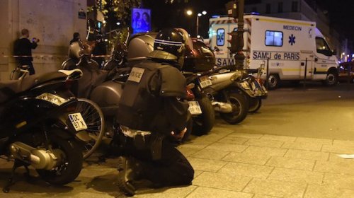 © DOMINIQUE FAGET / AFP Un policier vendredi lors de l'intervention au Bataclan