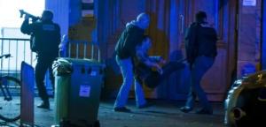 Paris (XIe), vendredi soir. Alors que la prise d’otages a toujours cours à l’intérieur du Bataclan, la police commence à évacuer des blessés. (Divergence/Laurent Troude.)