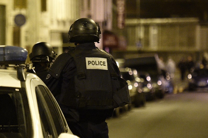 7780516701_la-police-dans-la-rue-bichat-ou-a-eu-lieu-la-premiere-fusillade-des-attentats-a-paris-le-13-novembre-2015