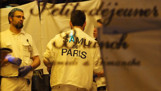 © MUSTAFA YALCIN / ANADOLU AGENCY Le SAMU de Paris devant le Petit Cambodge, restaurant où les clients ont été victimes d'un attentat ce vendredi
