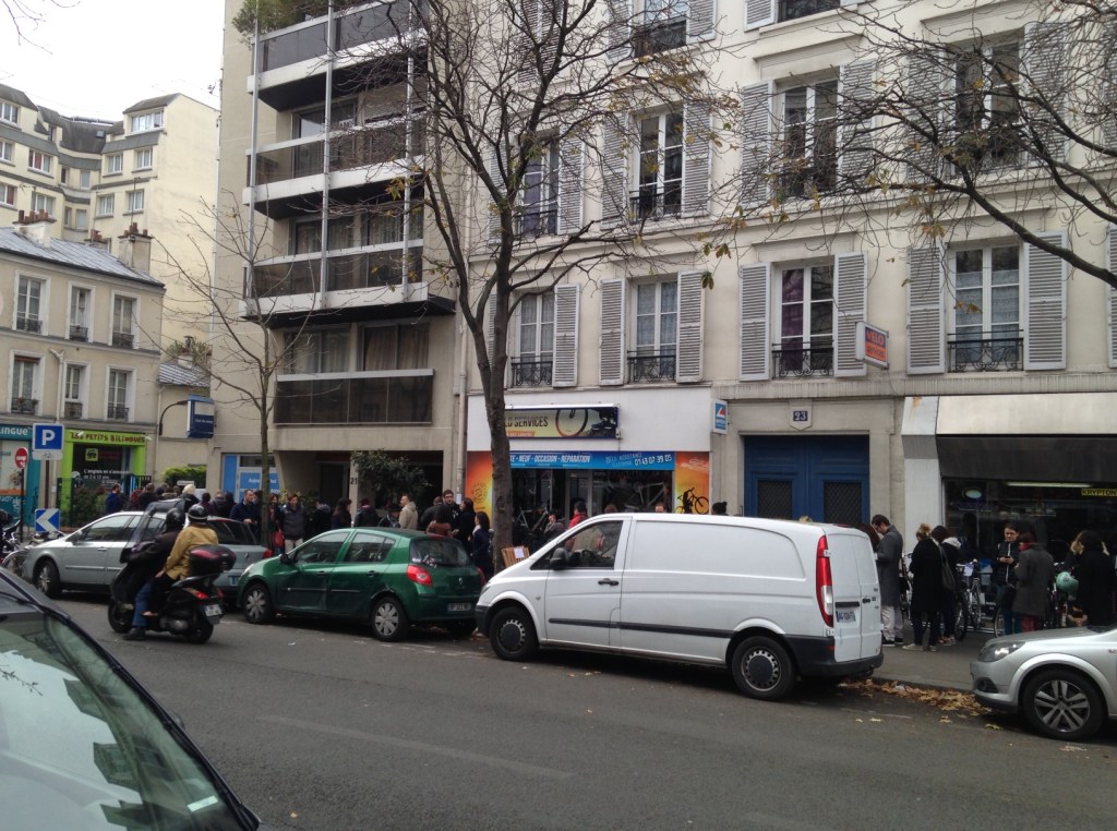 File d'attente devant le cendre rue Crozatier dans le 12 eme à Paris