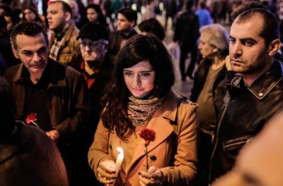 A Istanbul, des dizaines de personnes se sont rassemblées devant le Consulat français en hommage aux victimes des attentats. (photo: AFP)